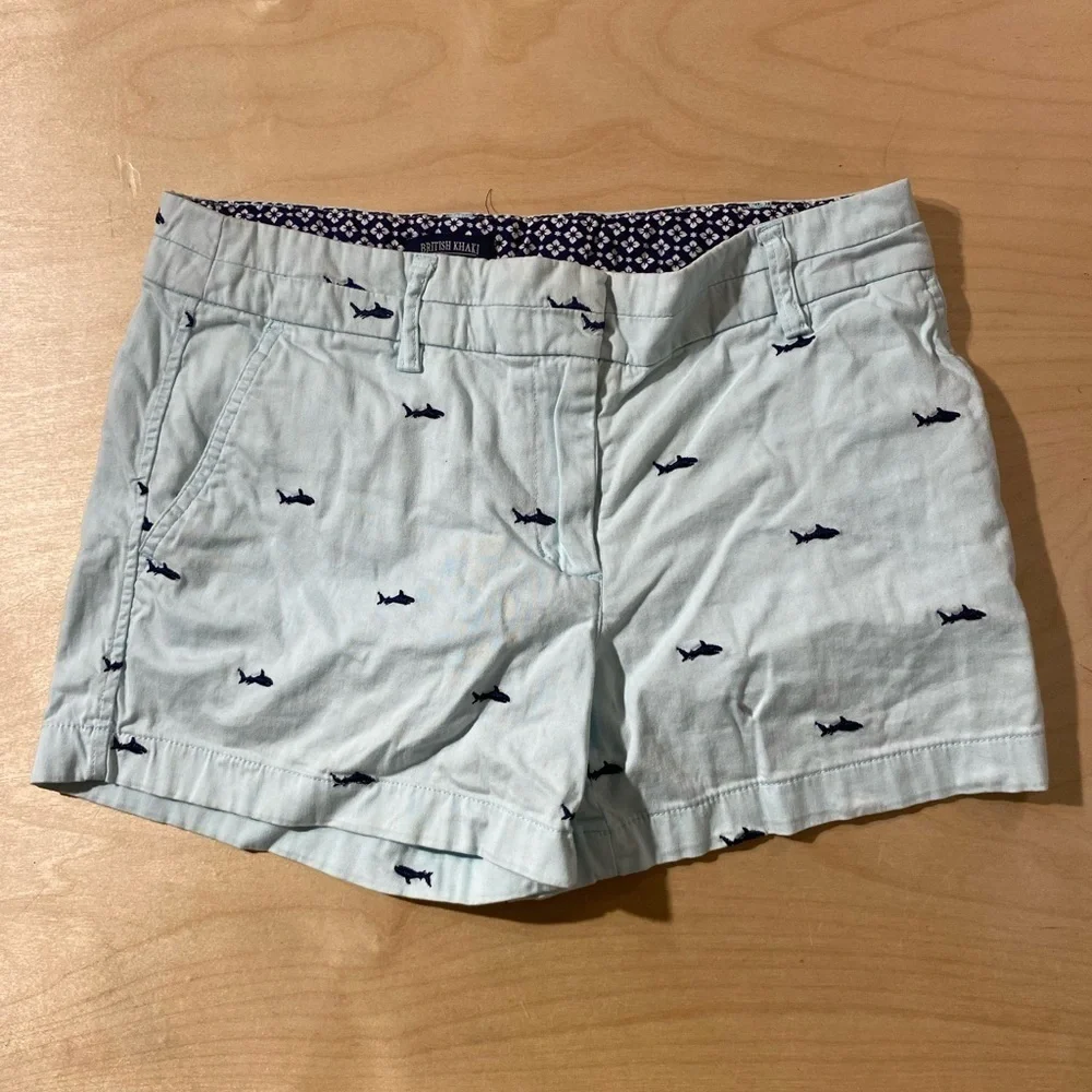 British Khaki Light Blue Shark Print Women's Shorts 4 (OM)
